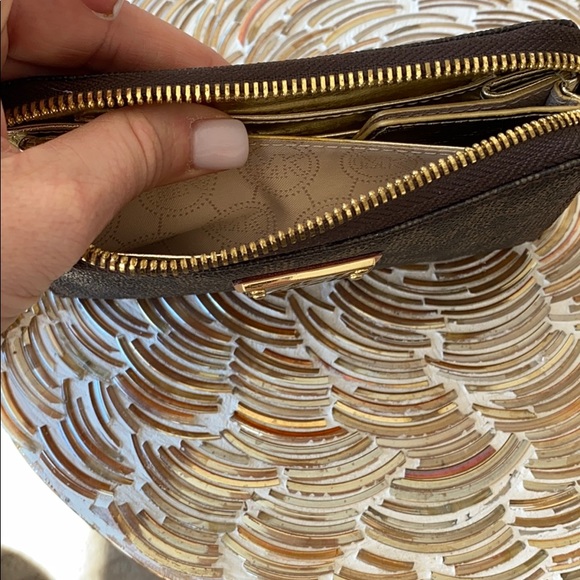 Michael Kors wristlet - Picture 5 of 5